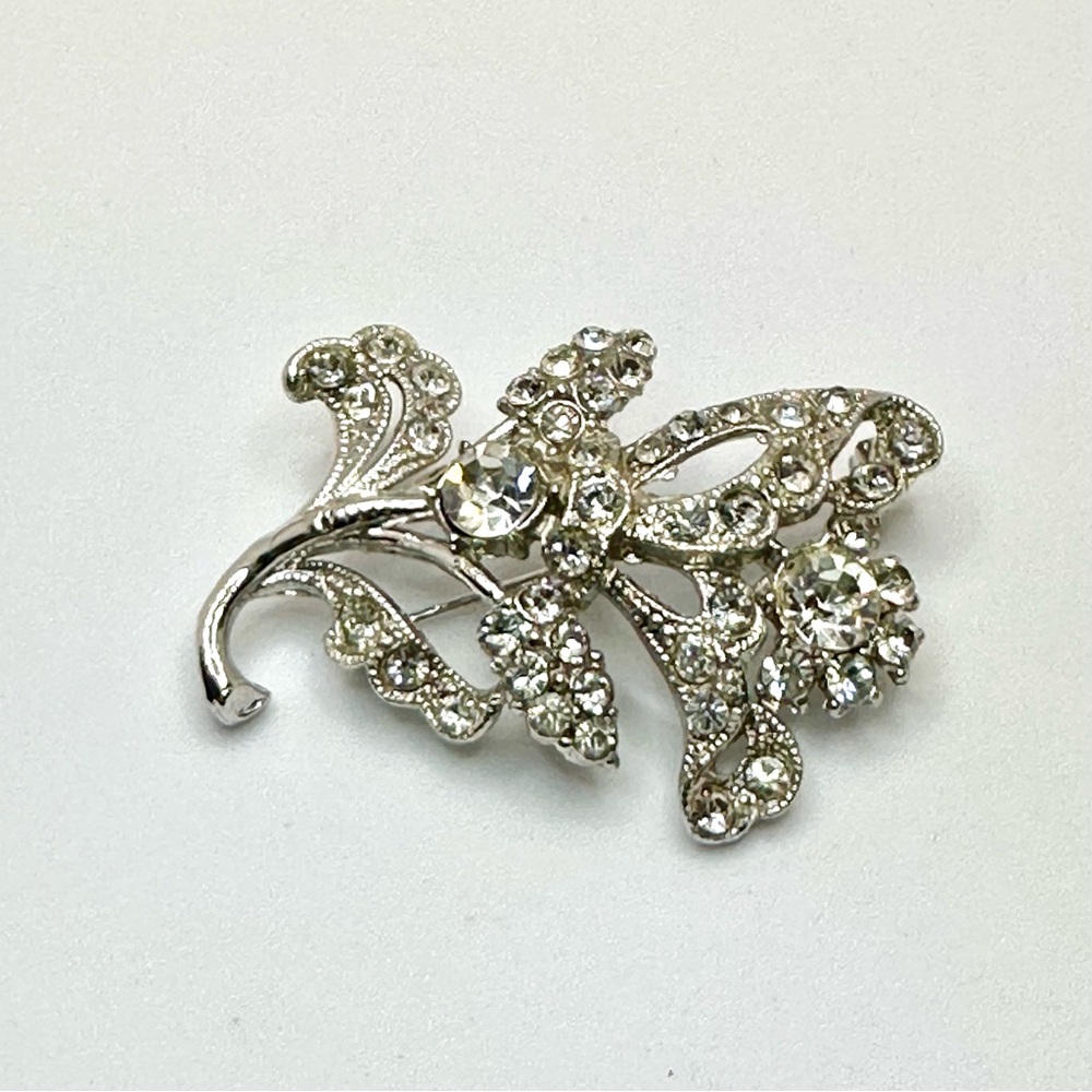 VINTAGE - Ornate Rhinestone Brooch with Intricate Floral Design - Picture 5 of 10